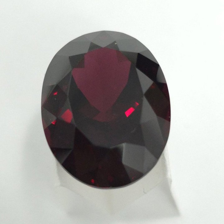Oval-Cut Garnet 12 x 16 mm - 14.17 ct