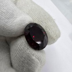 Oval-Cut Garnet 12 x 16 mm - 14.17 ct