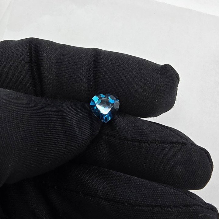 Rare London Blue - Heart-Cut 9x9 mm - 3.05 ct